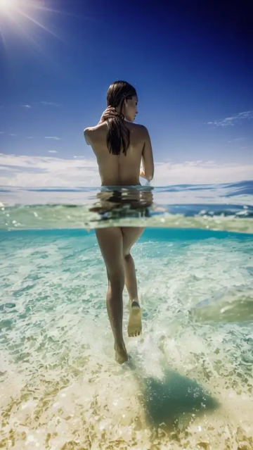 水中漫步的比基尼少女